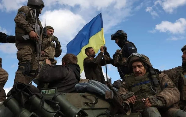 Українські військові з прапором на бронетехніці закликають до єдності нації