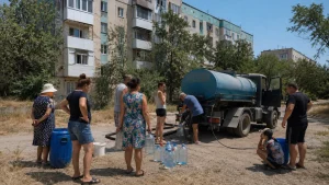 Жителі Джанкоя набирають привізну воду з цистерни через відсутність світла