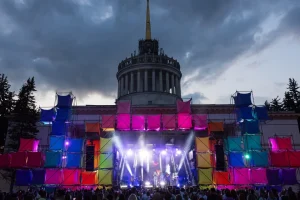 Сцена фестивалю «Покоління» з яскравими декораціями перед будівлею у Києві