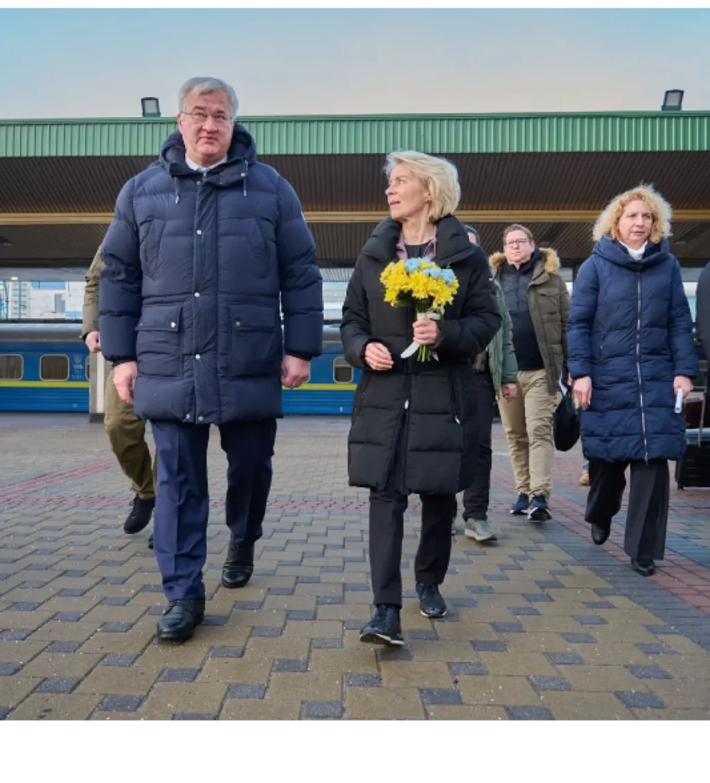 Урсула фон дер Ляєн з букетом квітів прибуває до Києва з лідерами ЄС