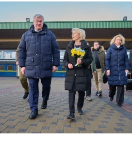 Урсула фон дер Ляєн з букетом квітів прибуває до Києва з лідерами ЄС