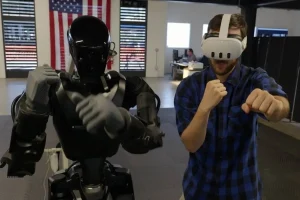 Дослідник керує гуманоїдним роботом через VR-гарнітуру в лабораторії США
