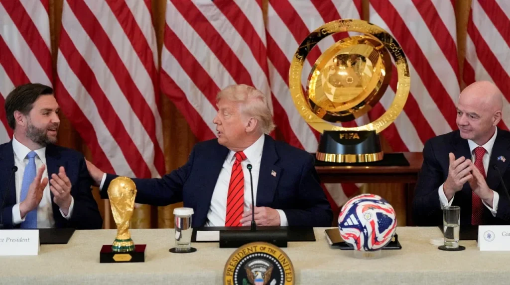 Дональд Трамп з кубком ФІФА під час обговорення дзвінка Інфантіно щодо Балогуна