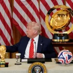 Дональд Трамп з кубком ФІФА під час обговорення дзвінка Інфантіно щодо Балогуна