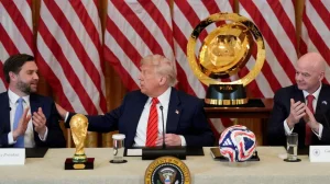 Дональд Трамп з кубком ФІФА під час обговорення дзвінка Інфантіно щодо Балогуна