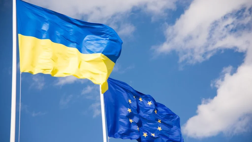 Прапори України та ЄС, що символізують подовження захисту до 2028 року