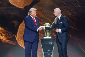 Дональд Трамп і Джанні Інфантіно тиснуть руки над кубком ФІФА