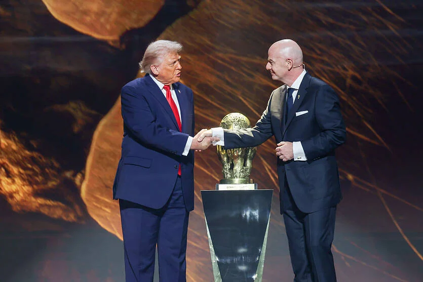 Дональд Трамп і Джанні Інфантіно тиснуть руки над кубком ФІФА