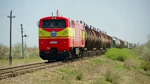 Вантажний потяг з цистернами пального для поставок у Киргизстан