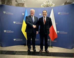 Представники МЗС України та Польщі тиснуть руки на зустрічі в міністерстві