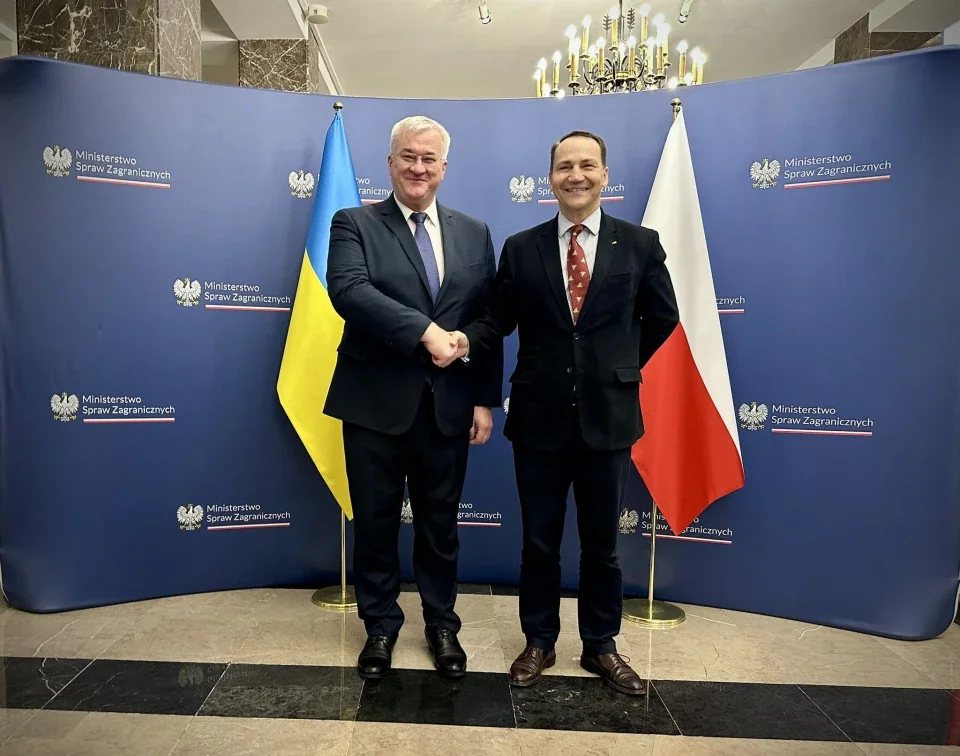 Представники МЗС України та Польщі тиснуть руки на зустрічі в міністерстві