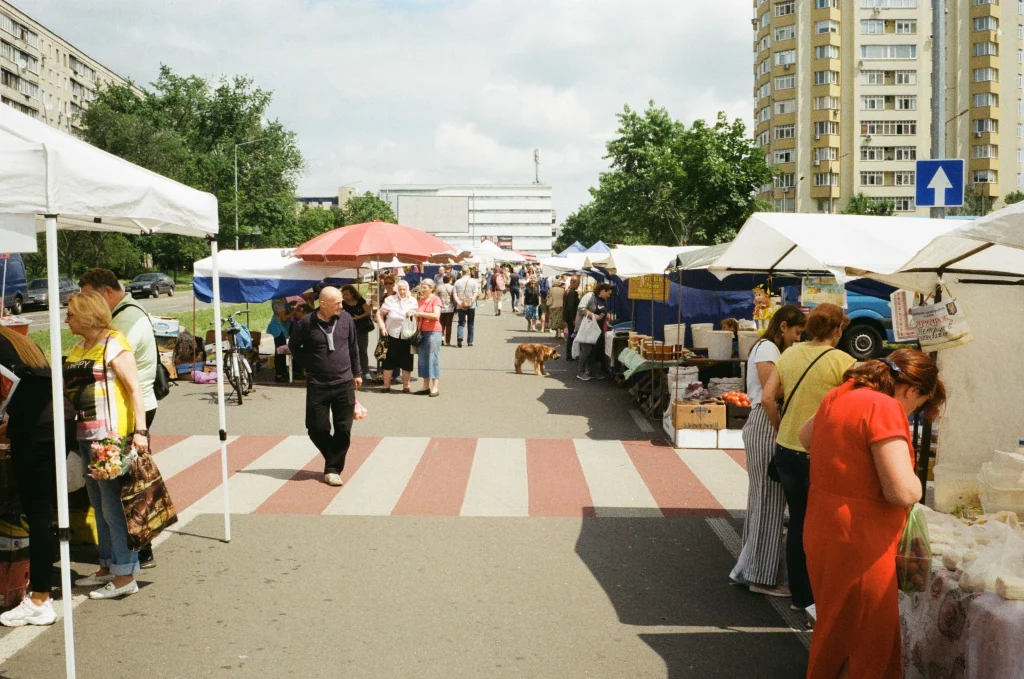 Стихійний ринок з наметами та людьми біля дороги в Києві