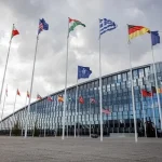 Прапори країн-членів НАТО перед штаб-квартирою Альянсу в Європі