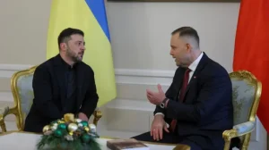 Кароль Навроцький розмовляє з Володимиром Зеленським під час саміту НАТО