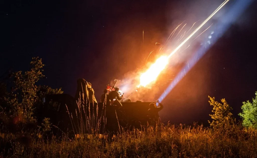 Українська ППО веде вогонь по дронах і ракетах РФ вночі