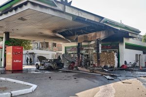 Пошкоджена АЗС після обстрілу з обгорілим авто під навісом