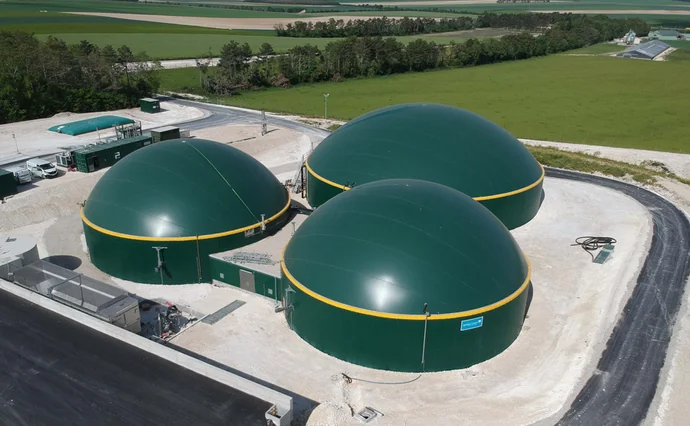 Біометановий завод ОККО з трьома зеленими куполами для біогазу