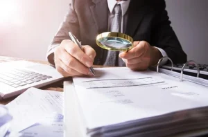 Податкова служба перевіряє документи бізнесу лупою для виявлення ризиків
