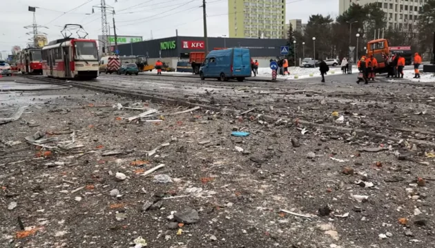 Пошкоджені трамваї Pesa серед уламків після удару РФ по Києву