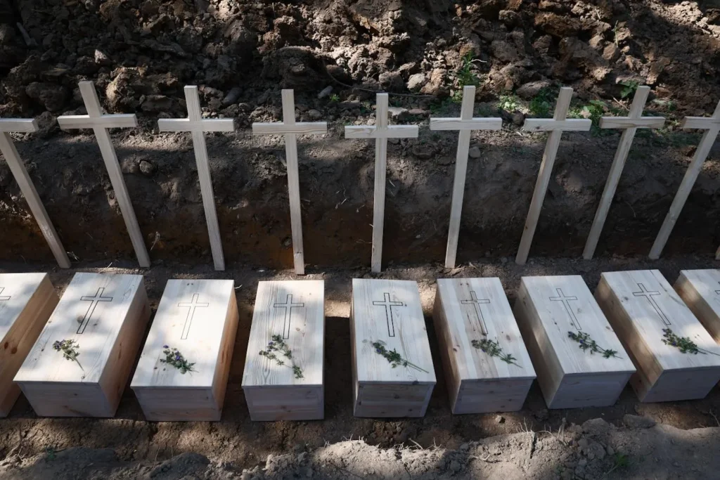 Ряди трун і хрестів на похованні жертв Волинської трагедії 11 липня
