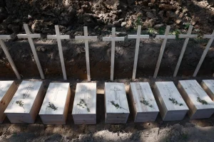 Ряди трун і хрестів на похованні жертв Волинської трагедії 11 липня