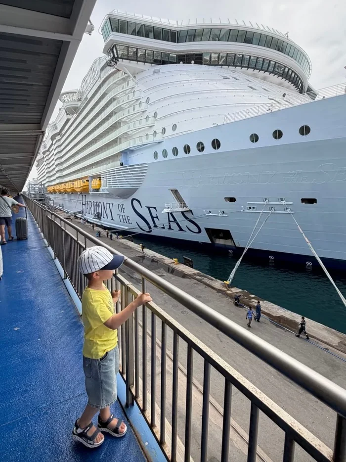 Син Репяхової на палубі гігантського лайнера Symphony of the Seas