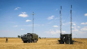 Російська техніка РЕБ з антенами для глушіння Starlink у полі