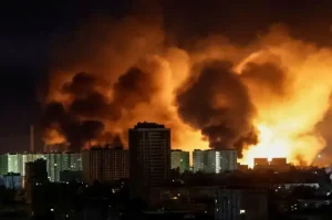 Пожежа в Києві після балістичного удару Росії по районах столиці
