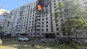 Пошкоджена багатоповерхівка в Харкові після удару дроном та пожежі