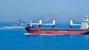 Вантажне судно ECO SHIPPING у Керченській протоці поряд із військовим кораблем