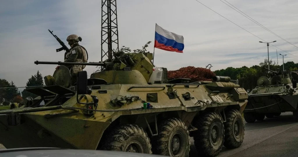 Російська бронетехніка з прапором РФ штурмує позиції під Покровськом