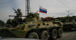 Російська бронетехніка з прапором РФ штурмує позиції під Покровськом