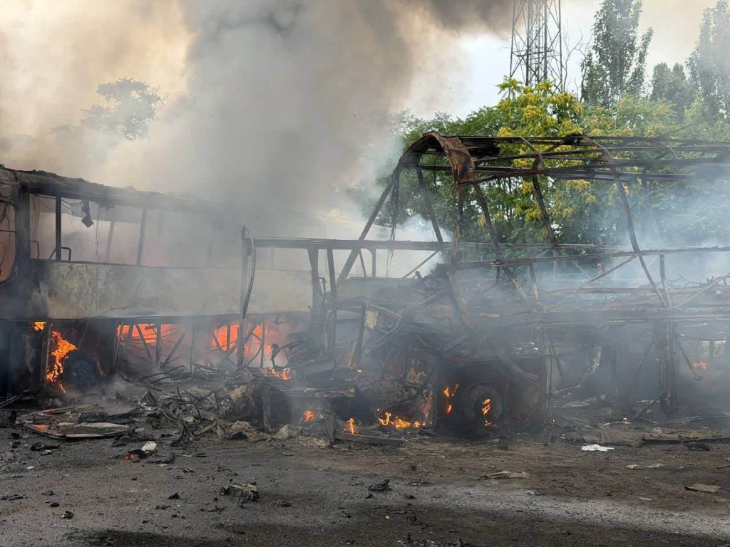 Згорілі автобуси після російського удару по Одесі