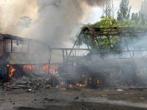 Згорілі автобуси після російського удару по Одесі