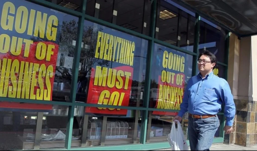 Магазин ритейлера на межі банкрутства з написом Going Out of Business