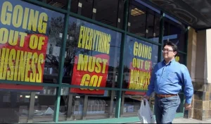 Магазин ритейлера на межі банкрутства з написом Going Out of Business