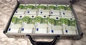 Валіза з пачками євро у справі про відмивання грошей Саміра Насрі