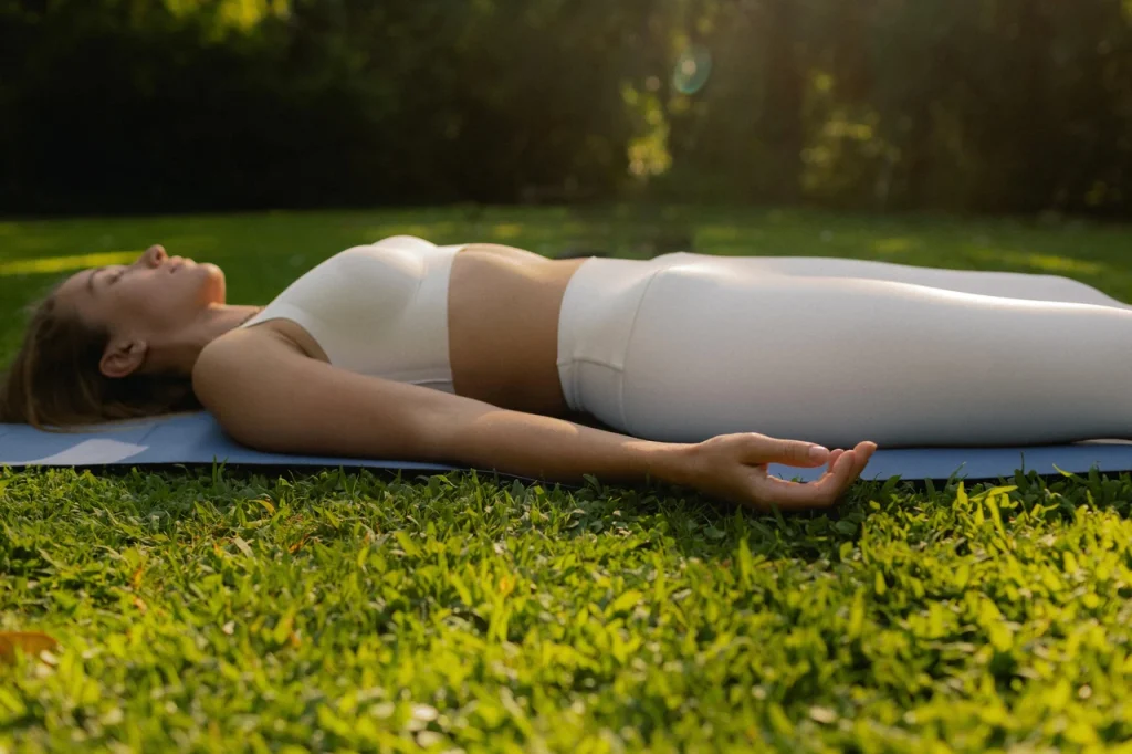 shavasana-tse-ne-prosto-vidpochynok-iak-poza-mertvoho-tila-perezavantazhuie-nerv-2e96