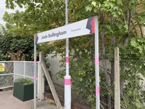 Тимчасова табличка станції Thameslink на честь Джуда Беллінгема в Лондоні