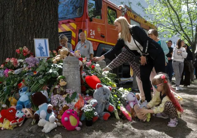 Меморіал загиблим дітям після удару РФ у Києві з іграшками та квітами