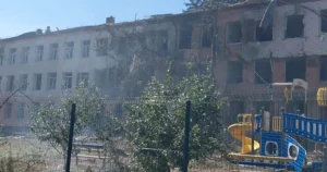Зруйнована будівля в Сумах після удару КАБами біля дитячого майданчика