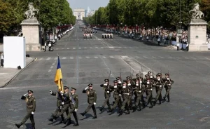 Українські військові з прапором на параді Макрона в Парижі