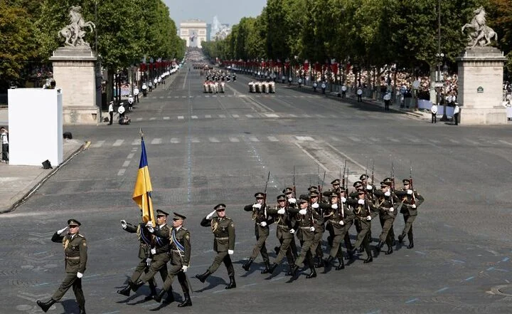 Українські військові з прапором на параді Макрона в Парижі