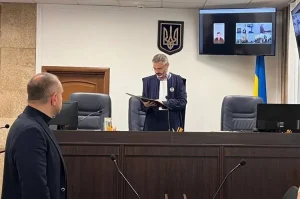 Суддя ВАКС оголошує вирок Андрію Деркачу у справі про зраду