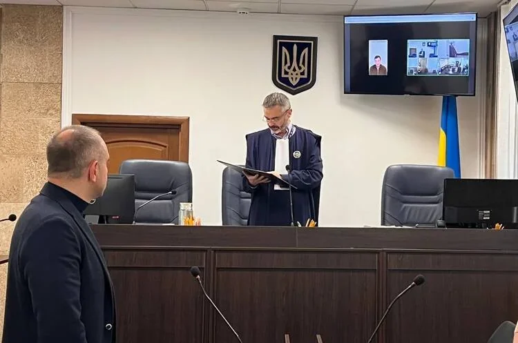 Суддя ВАКС оголошує вирок Андрію Деркачу у справі про зраду
