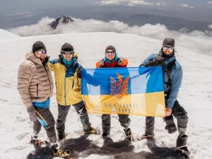 Ветерани «Другого дихання» з прапором на вершині Арарату
