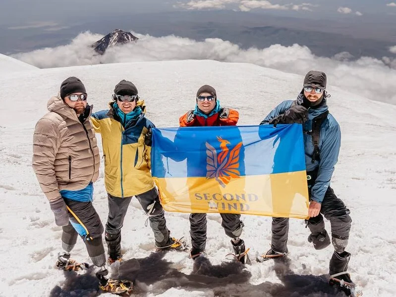 Ветерани «Другого дихання» з прапором на вершині Арарату
