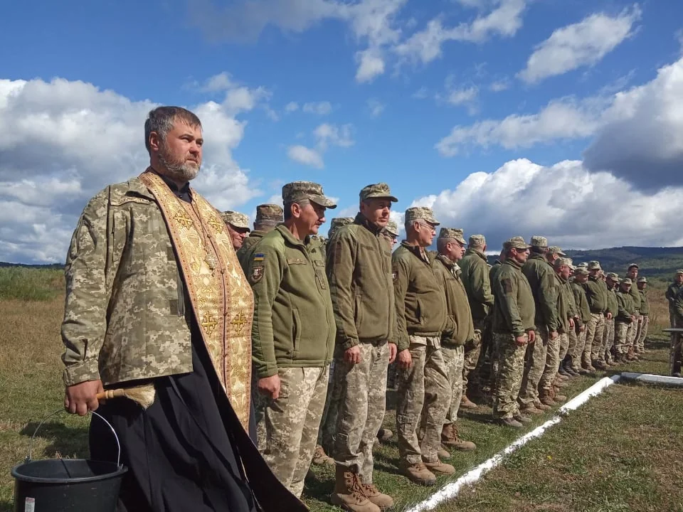 Військовий капелан перед строєм солдатів полку Скеля в полі