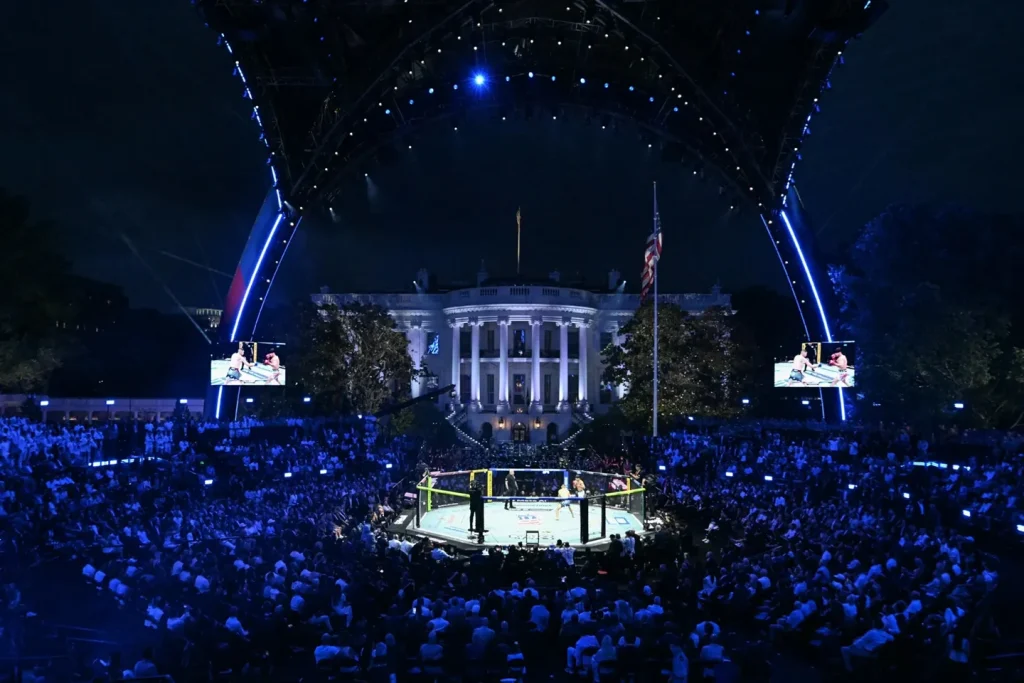 UFC-октогон перед Білим домом під час нічного турніру з натовпом глядачів