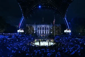 UFC-октогон перед Білим домом під час нічного турніру з натовпом глядачів
